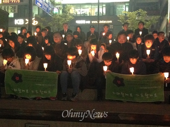 침몰사고 엿새째인 21일 오후, 사망자를 추모하고 실종자의 무사귀환을 기원하는 촛불이 안산 문화의 광장에서 타올랐다. 참가자들은 "희망의 끈을 놓지 않는다"고 말했다.