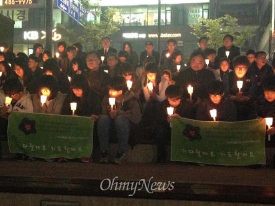 "기다릴게...돌아와" 침몰사고 엿새째인 21일 오후, 사망자를 추모하고 실종자의 무사귀환을 기원하는 촛불이 안산 문화의 광장에서 타올랐다. 참가자들은 "희망의 끈을 놓지 않는다"고 말했다.