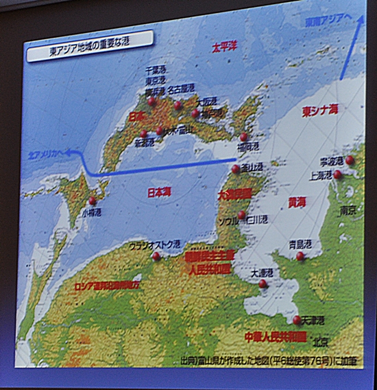 이 전 장관은 지도를 거꾸로 놓고 볼 때 한국이 파란선을 따라 왼쪽으로 북아메리카, 위쪽으로 동남아시아로 향하는 거점이 될 것이라 했다.