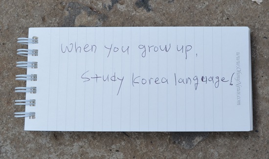 아이들을 위해 오마이뉴스 기자수첩을 찢어 메모를 적어줬다. '크면 한국어 공부해라'라고... 문장이 틀린 것 같다.  