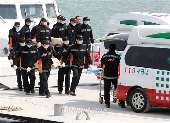 세월호 희생자 100명 넘어 22일 오전 해경 경비정에 의해 전남 진도군 팽목항에 도착한 시신들이 구급차에 실리고 있다.