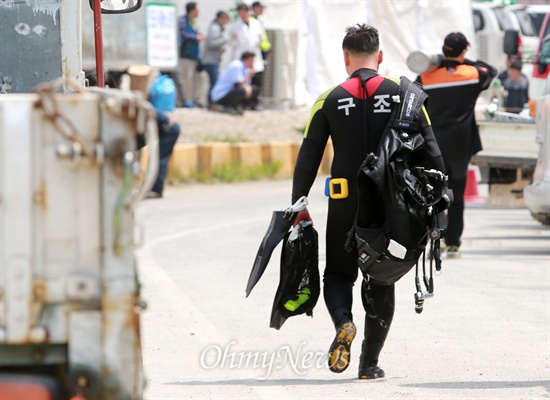 지난 22일 오전 생존자 소식은 없이 사망자가 100명을 넘어선 가운데 구조현장에서 복귀한 잠수대원들이 장비를 들고 전남 진도군 팽목항에 마련된 대기실로 향하고 있다.