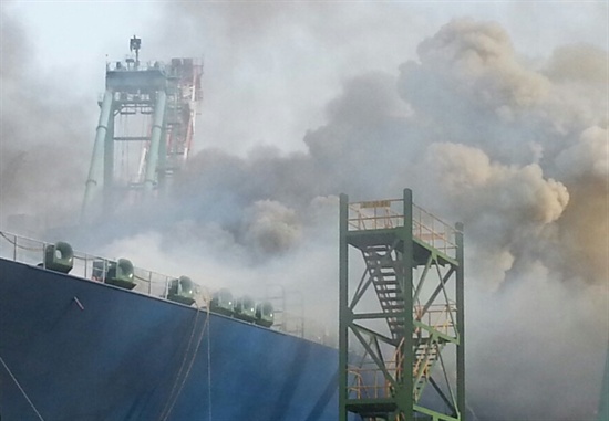 지난 21일 오후 4시께 울산 현대중공업에서 건조중인 선박에서 발생한 화재로 검은 연기가 치솟고 있다. 
