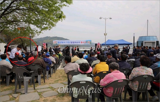  새누리당 송영철 논산시장 예비후보가 세월호 침몰사고 다음 날인 지난 17일 '풍년농사 기원 탑정호 통수식'에 참석해 행사장을 돌면서 참석자들과 일일이 악수를 하는 선거운동을 하고 있다. 새누리당 중앙당은 세월호 침몰 사고와 관련해 모든 선거운동을 잠정 중단하라고 지시했지만 그는 이를 어기고 빨간 점퍼 대신 흰색 점퍼를 입고 선거운동을 펼쳤다. 