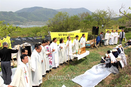 천주교 정의구현사제단은 22일 오전 밀양 상동면 고답마을에 있는 '신고리-북경남 765kV 송전선로' 115번 철탑 현장의 움막농성장에서 '엠마오 밀양 기도회'를 열었다.