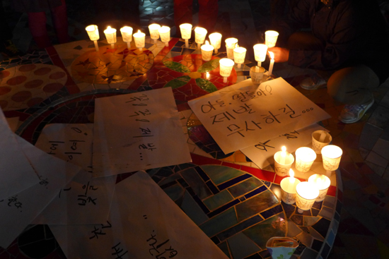 안양시민들이 21일 저녁 안양 삼덕공원에서 여객선 세월호 침몰사고 실종자들의 무사귀환을 소망하는 촛불을 켰다.