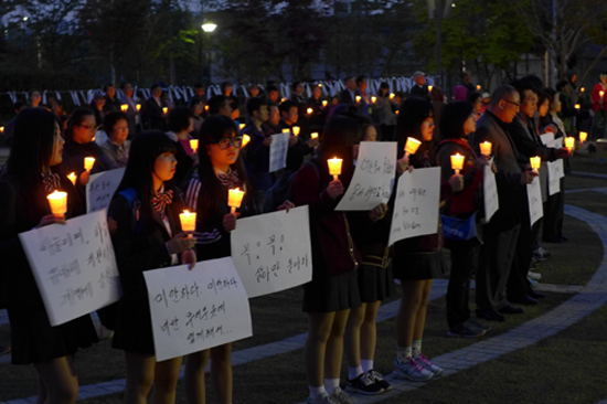 안양 삼덕공원에서 세월호 실종자들의 무사귀환 촛불을 든 시민들