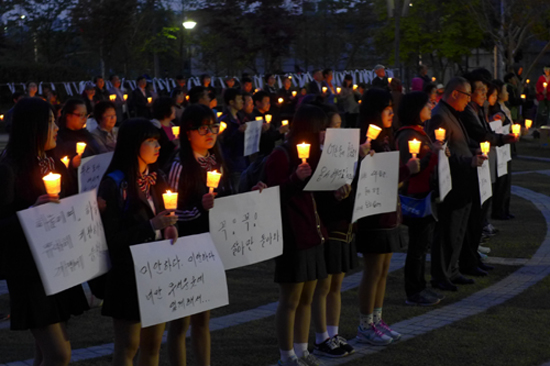  안양 삼덕공원에서 세월호 실종자들의 무사귀환 촛불을 든 시민들