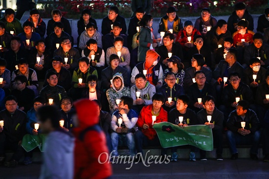 세월호 침몰사건 1주일째인 22일 오후 경기도 안산문화광장에서 실종자 무사귀환과 희생자 추모를 위한 촛불문화제가 열리고 있다.