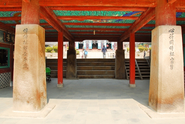 천보루의 밑 기둥은 석주로 받침을 해 궁궐과 같은 형태로 축조했다