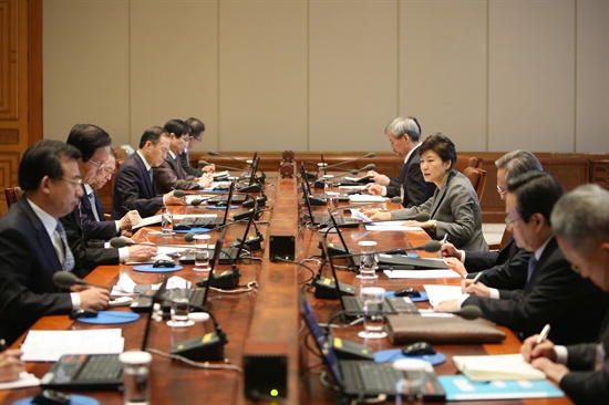 박근혜 대통령이 지난 21일 오전 청와대에서 열린 대통령주재 수석비서관회의에서 모두발언하고 있다.