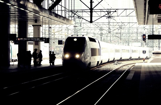 기차 (Train)는 여행 (Travel)과 잘 어울리는 사이다. 