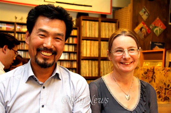 경남교육포럼은 스웨덴 교육부국장과 서울교육연구정보원을 지낸 황선준 박사(왼쪽)와 황레나 스웨덴 청소년 카운슬러를 초청해 23일 오후 창원 의창구 용호동 소재 ‘소리고을’에서 “학교 폭력, 새로운 모색”이라는 주제로 ‘교육정책포럼 해외전문가 초청세미나’를 열었다.