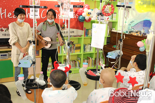 밴드 요술당나귀의 리더 라마(사진 오른쪽)가 가수 아가와 함께 지난해 12월 24일 서울성모병원 어린이학교에서 열린 해피헬시크리스마트 파티에서 환아들 앞에서 공연을 하고 있다.