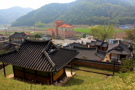 남악서원(경남 진주시 금곡면 죽곡리)과 죽곡 삼베마을.
