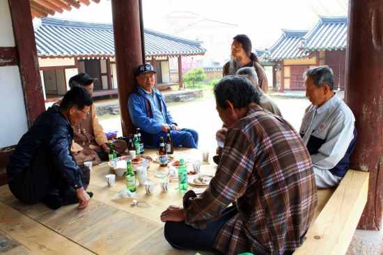 매년 음력 3월 18일이면 제향(齊享)을 올리는 경남 진주 남악서원. 마을 주민들이 모여 제향을 논의하고 있다.
