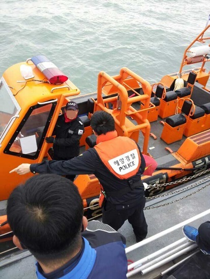 22일 오후 구조작업에 나선 민간잠수사들이 해경 간부의 해경 간부의 부적절한 발언에 즉시 사과를 요구했으나, 받아들여지지 않았다. 일부 민간잠수사들은 다음날 기자회견을 열고 철수를 선언했다. 

