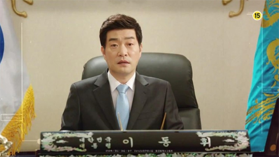  지난 23일 방송된 SBS <쓰리 데이즈>에서 대통령 이동휘(손현주 분)는 하야를 선언하는 영상이 담긴 USB를 한태경(박유천 분)에게 남기고 김도진(최원영 분)을 만나러 갔다.