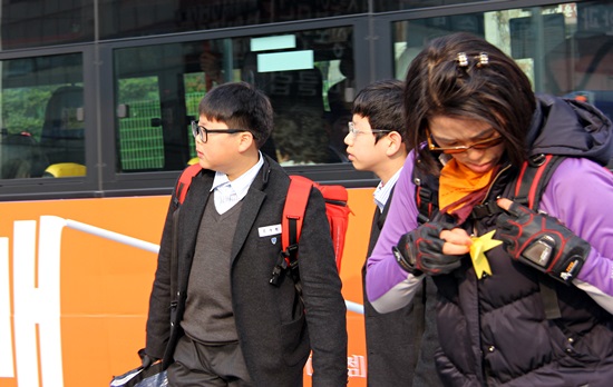 25일 오전 7시 30분. 대전 대신고 3학년 학생들이 인근 거리에서 시민들에게 세월호 침몰사고 실종자들의 무사귀환을 바라는 노란리본을 나누고 있다. 