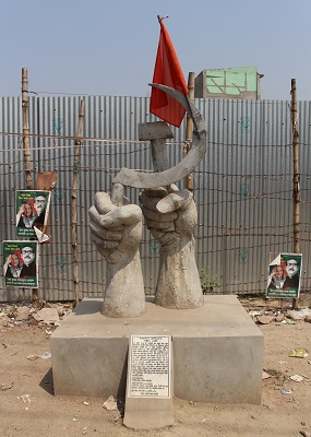 2013년 4월 24일, 라나 플라자 참사 이후, 희생자들을 기리는 추모비가 세워졌다.