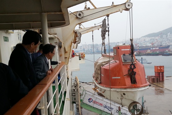  세월호 침몰사고를 계기로 부산항을 드나드는 여객선에 대한 일괄 점검이 시작됐다. 사진은 지난 18일 서경카훼리호의 구명정 점검 모습. 