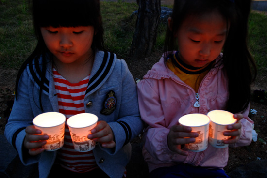 좌 이연주(8살), 우 구나현(7살) 신관동에 사는 주부가 딸과 동생의 아이를 데리고 나와서 촛불에 동참했습니다.
