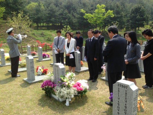 고 노우빈 일병 3주기 추모제 24일 낮 고 노우빈 일병의 묘 앞에서 가족들이 3주기 추모식을 열고 있다.