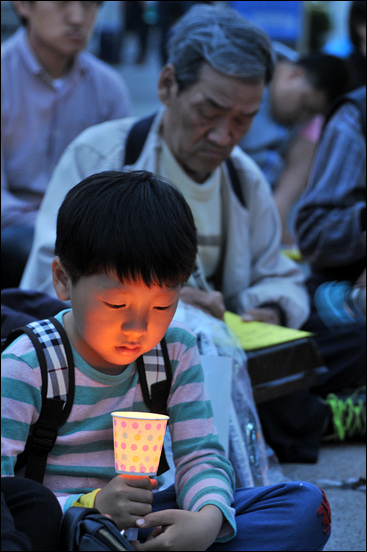 '세월호 무사귀환 염원 촛불'에는 어린아이부터 노인에 이르기까지 다양한 시민들이 함께 했다.
