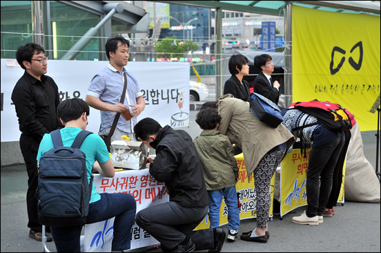 무사생환 염원을 담은 글귀를 노란리본과 종이에 써 붙이는 '염원의 벽'이 광장 한 켠에 마련되었다. 지나가는 많은 시민들이 참여했다.