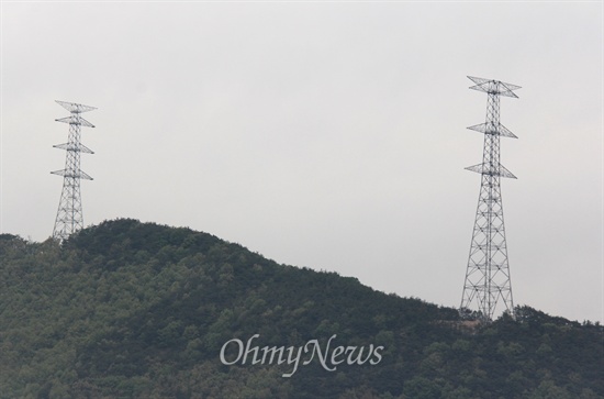 한국전력공사는 '신고리-북경남 765kV 송전선로' 밀양구간 철탑 건설 공사를 벌이고 있다. 사진은 밀양시 상동면 쪽에 세워져 있는 122번과 123번 철탑 모습이다.