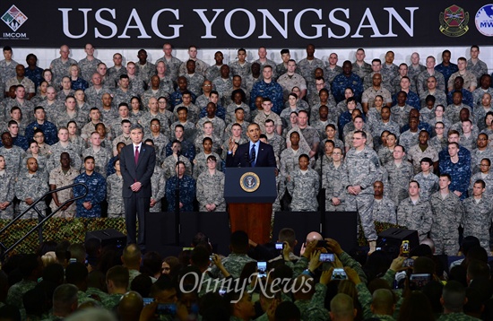 방한 이틀째를 맞은 버락 오바마 미국대통령이 4월 26일 오전 서울 용산 미군기지 내 콜리어필드에서 주한미군병사를 대상으로 연설을 하고 있다.