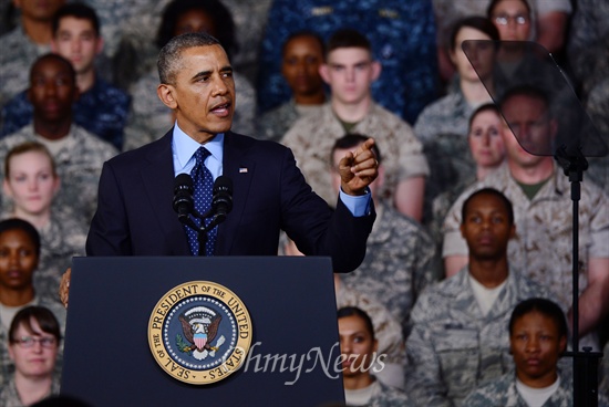 방한 이틀째를 맞은 버락 오바마 미국대통령이 4월 26일 오전 서울 용산 미군기지 내 콜리어필드에서 주한미군병사를 대상으로 연설을 하고 있다.