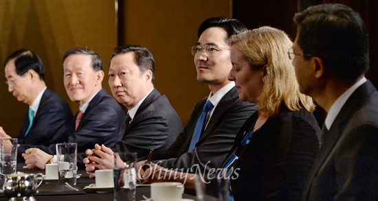  지난 4월 26일 미국상공회의소 주최로 열린 오바마 대통령 초청 조찬간담회에서 국내 재계 총수들이 참석해 있다. 왼쪽에서 네번째가 이재용 삼성전자 부회장. 