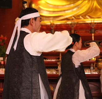 동산불교대학 현대춤반 불자들이 생환을 발원하는 춤을 추고 있다.