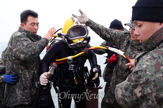 [오마이포토] '언딘' 바지선에 올라서는 해난구조대 