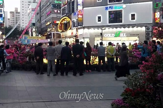 지난 4월 22일 저녁, 김윤주 군포시장이 뒷짐을 지고 산본중심상가에서 조명이 화려하게 들어온 분수를 보고 있다. 