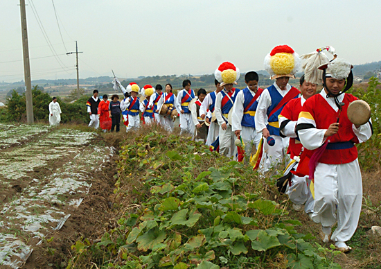 우리 민족은 힘든 일을 하면서도 풍물을 치며 고됨을 달래고 힘을 보탰다. 2005년 11월 전남 영광에서.