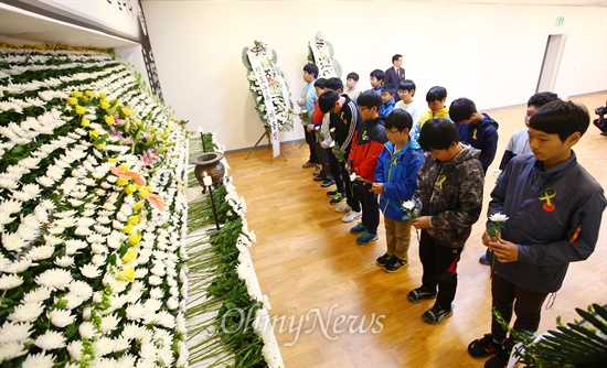 세월호 침몰사고 13일째인 28일 오전 전남 진도 향토문화회관에 마련된 합동분향소를 방문한 진도초등학교 6학년 학생들이 헌화하고 있다.