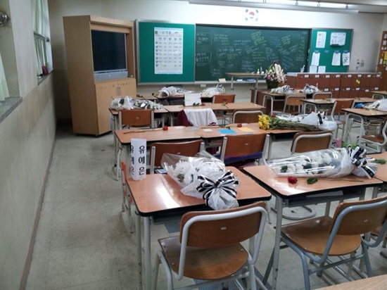 '세월호 침몰 사고'를 당한 안산 단원고 2학년 3반 교실 모습. 책상 위에 국화가 놓여 있다.