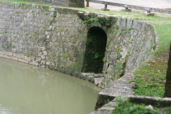 엔칸치에 물이 가득 차면 이 통수문을 따라 류우탄으로 물이 흘러든다.
