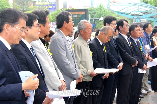 '세월호 희생자 시민추모위원회'는 창원 정우상가 앞에 시민분향소를 설치하고 29일 오전 합동참배했다.