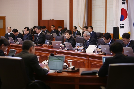 박근혜 대통령이 29일 청와대에서 열린 제19회 국무회의에서 모두발언을 하고 있다. 