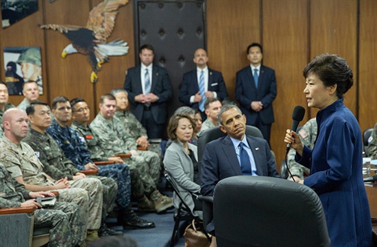 지난 4월 26일 서울 용산의 한미연합사령부를 방문한 박근혜 대통령과 버락 오바마 미국 대통령. 