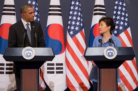 박근혜 대통령과 버락 오바마 미국 대통령이 4월 25일 오후 청와대에서 한-미 정상 공동기자회견을 하고 있다.