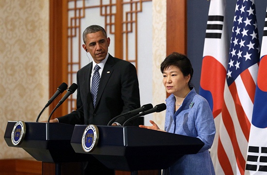 박근혜 대통령과 버락 오바마 미국 대통령이 4월 25일 오후 청와대에서 한-미 정상 공동기자회견을 하고 있다.