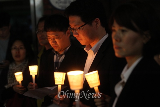 '세월호 침몰사고' 14일째인 29일 오후 서울 종로구 청와대 인근 청운동 주민센터 앞에서 열린 '세월호 탑승자 무사생환 기원 및 사망자 추모집회'에 참석한 시민들이 세월호 침몰사고 희생자들의 애도와 실종자들의 무사귀환을 염원하며 촛불을 들고 있다.