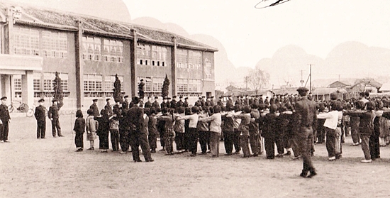  군산 남초등학교 아침조회 모습(1960년대)
