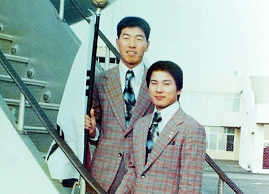  상업은행 시절(1975) 태극마크를 달고 미국행 비행기에서 이선희 선수와
