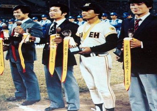  1983 시즌 도루왕에 오른 김일권 선수(오른쪽에서 두 번째) 
