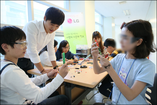 'LG 사랑의 다문화학교'의 LED 전구 활용 과학 실험 모습 
